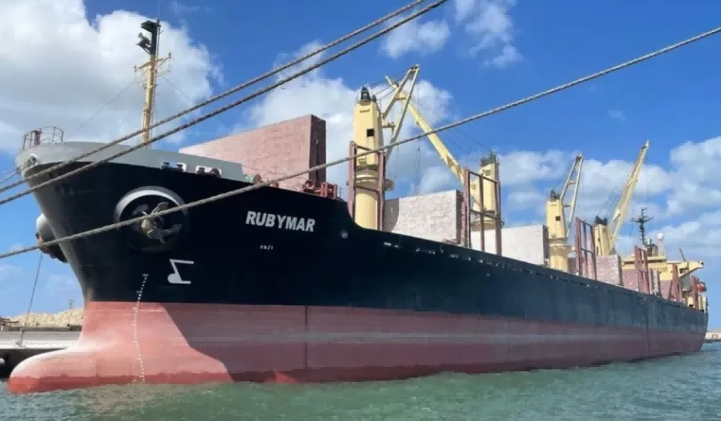 首艘遭胡赛武装袭击沉没的船只—英国“Rubymar”轮